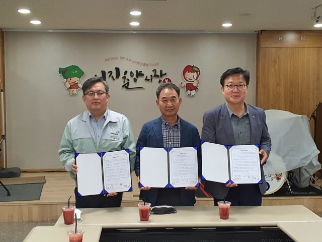 정연수 K-water 봉화권지사장(오른쪽)과 김성태 삼부토건㈜ 현장소장(왼쪽), 김진해 억지춘양시장 상인회장(가운데)이 자매결연 협약을 맺고 기념촬영을 하고 있다. K-water 봉화권지사 제공