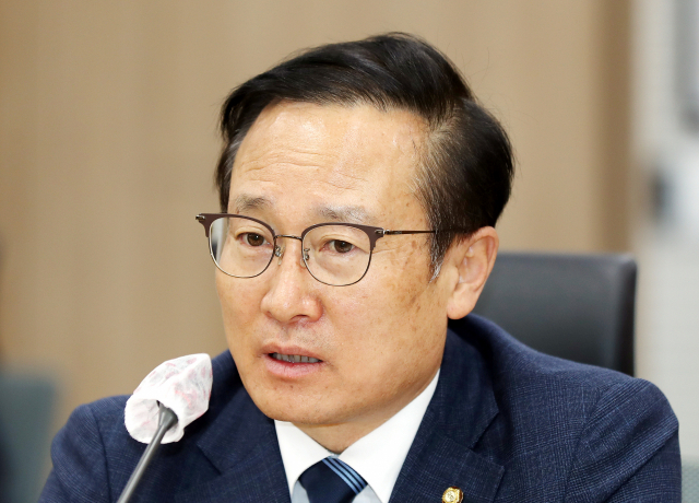 제21대 총선 인천 부평을에서 당선된 더불어민주당 홍영표 당선인이 24일 오전 인천시 남동구 인천시청에서 열린