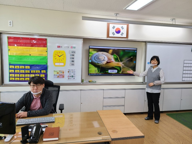 경북교육청이 예비비를 편성해 전달할 투명 위생 마스크를 착용한 교사들이 등교 수업을 진행할 준비를 하는 모습. 경북교육청 제공