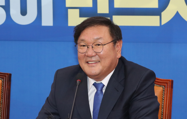 더불어민주당 김태년 신임 원내대표가 7일 오후 서울 여의도 국회에서 열린 기자간담회에서 기자 질문에 답하고 있다. 연합뉴스