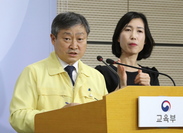 박백범 교육부 차관이 7일 정부세종청사에서 등교 수업 관련 방역 세부지침 수정안과 초·중·고등학교 출결·평가·기록 가이드라인 발표를 마친 뒤 취재진의 질문에 답하고 있다. 연합뉴스
