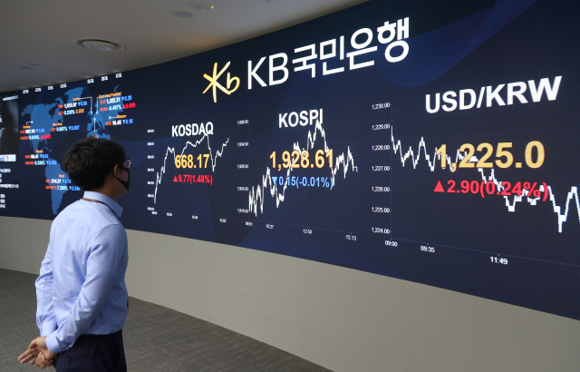 7일 장을 마친 서울 여의도 KB국민은행 딜링룸 모습. 연합뉴스