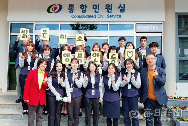 경북 안동시청 민원실 직원들이 깔끔하고 산뜻한 새 근무복을 입고 민원인들에게 친절봉사를 다짐하고 있다. 안동시 제공