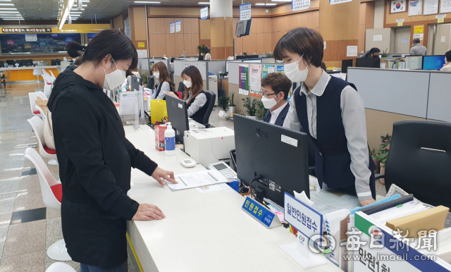 경북 안동시청 민원실 직원들이 깔끔하고 산뜻한 새 근무복을 입고 민원인들에게 친절봉사를 다짐하고 있다. 안동시 제공
