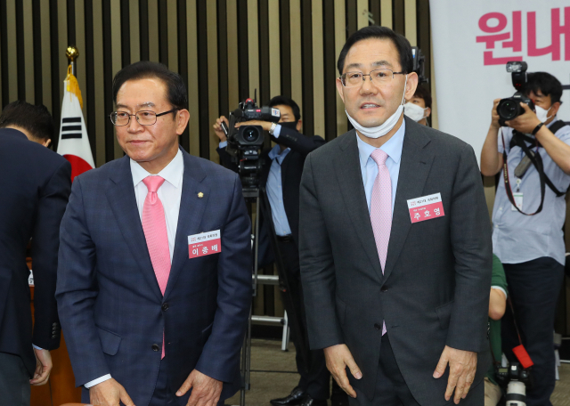 제21대 국회 미래통합당 첫 원내대표에 선출된 주호영 의원(오른쪽)과 정책위의장 이종배 의원이 8일 국회에서 열린 2020년 원내대표 및 정책위의장 선출을 위한 당선자총회에서 당선 인사하고 있다. 연합뉴스