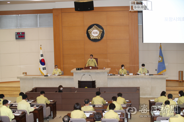 포항시의회가 8일 열린 임시회에서 포항지역이 방사광가속기 입지 선정에 탈락한 것에 대한 규탄 성명서를 발표하고 있다. 포항시의회 제공