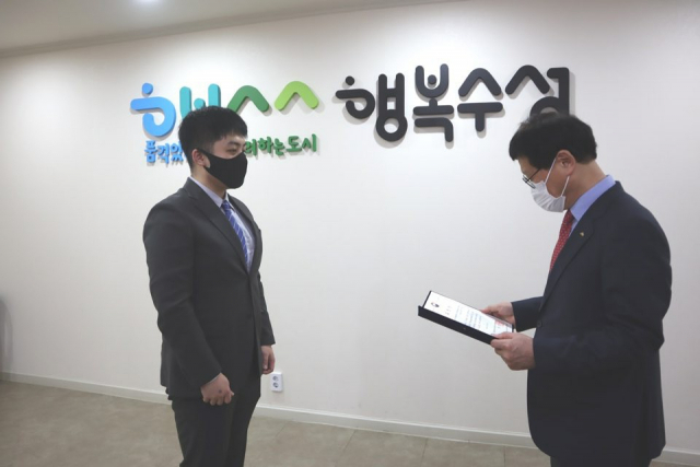 최성훈 씨가 대구에서 열린 각종 국제대회 봉사활동의 공을 인정받아 문화체육관광부 장관을 대신해 수성구청장으로부터 장관상을 받았다. 최성훈 씨 제공