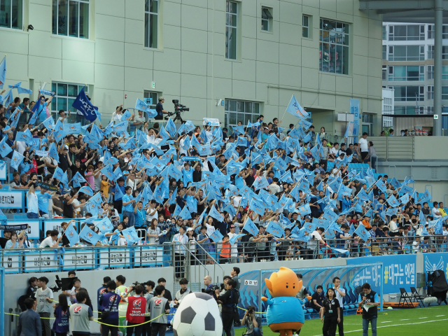 엔젤집행부 임원들이 깃발에 코로나 극복과 대구FC 승리 기원의 메시지를 작성 하는 등 