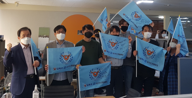 대구FC엔젤클럽 임원들이 깃발에 코로나 극복과 대구FC 승리 기원의 메시지를 작성 하는 등 8일부터 대구시내 곳곳에서