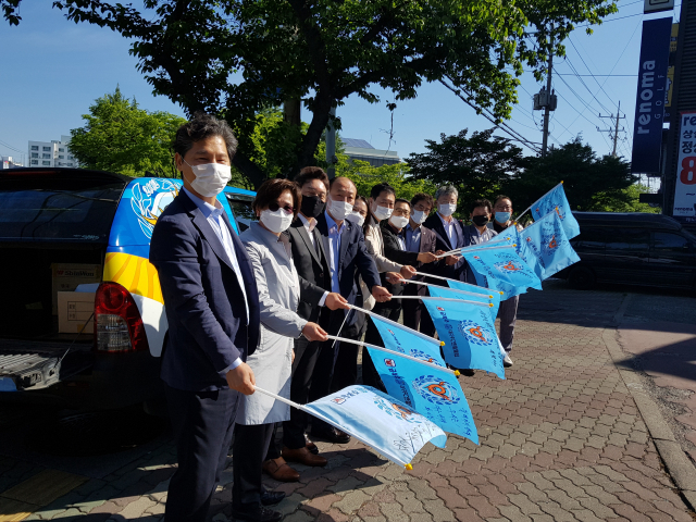 대구FC엔젤클럽 임원들이 깃발에 코로나 극복과 대구FC 승리 기원의 메시지를 작성 하는 등 8일부터 대구시내 곳곳에서