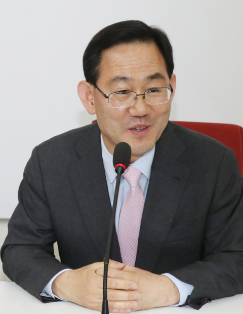제21대 국회 미래통합당 첫 원내대표에 선출된 주호영 의원이 8일 서울 여의도 국회에서 기자 간담회를 하고 있다. 연합뉴스