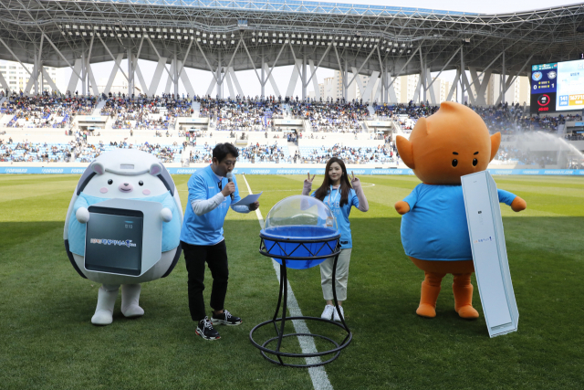대구FC 박정일 아나운서(좌), 김효진 리포터(우).