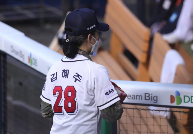 8일 서울 잠실야구장에서 열린 2019 KBO리그 KT 위즈와 두산 베어스의 경기에서 대구·경북지역 코로나19 관련 간호 임무에 자원해 근무를 마친 국군춘천병원 응급간호장교 김혜주 대위가 시구를 한 뒤 마운드를 내려오고 있다. 김 대위의 등번호 28은 대구 동산병원에서 의료지원 임무를 수행했던 일수다. 연합뉴스