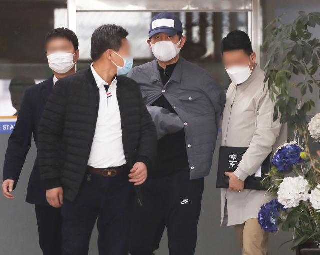 1조6천억원대 피해액이 발생한 라임자산운용 사태의 전주(錢主)이자 정관계 로비의 핵심 인물로 지목된 김봉현 스타모빌리티 회장(사진 중앙 모자이크 처리 되지 않은 인물). 자료사진. 연합뉴스