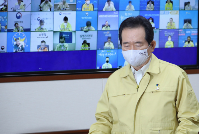 정세균 국무총리가 6일 오전 정부서울청사에서 열린 코로나19 대응 중앙재난안전대책본부 회의에 참석하고 있다. 연합뉴스
