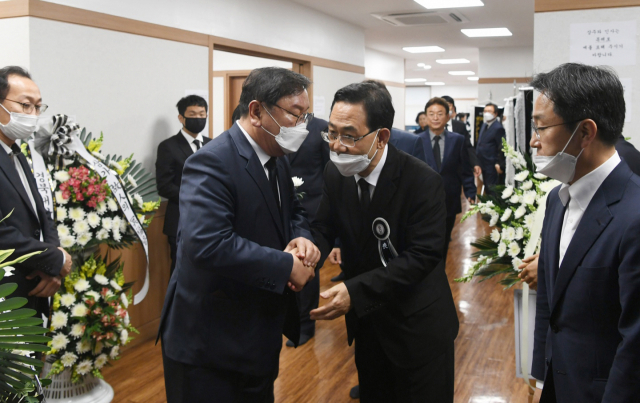 제21대 국회 여야 신임 원내사령탑 간 첫 상견례가 미래통합당 주호영 원내대표 부친상 빈소에서 이뤄졌다. 김영진 기자 kyjmaeil@imaeil.com