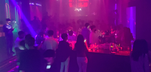 지난 9일 오전 1시 20분쯤 대구 중구 동성로 인근 한 클럽이 20~30대 젊은 남녀들로 발 디딜 틈 없이 북적이고 있다. 김영진 기자 kyjmaeil@imaeil.com