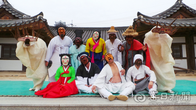 코로나19로 중단됐던 하회별신굿탈놀이 상설공연이 오는 12일부터 다시 시작된다. 지난 2월 코로나19에도 불구하고 관광객이 몰려들었던 상설공연에서 백정마당의 소 탈이 마스크를 쓰고 등장해 관객들의 폭소를 나아내기도 했다. 안동시 제공