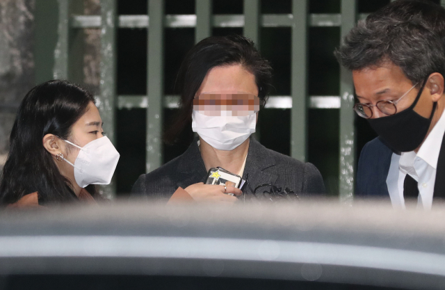 자녀 입시비리와 사모펀드 의혹 등으로 구속기소 된 정경심 동양대 교수가 구속기간 만료로 석방돼 10일 새벽 경기 의왕 서울구치소를 나서고 있다. 연합뉴스