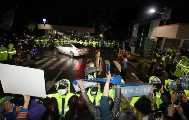 자녀 입시비리와 사모펀드 의혹 등으로 구속기소 된 정경심 동양대 교수가 구속기간 만료로 10일 새벽 경기 의왕 서울구치소에서 석방됐다. 지지자들이 정 교수가 탄 차량 주위에 모여있다. 연합뉴스