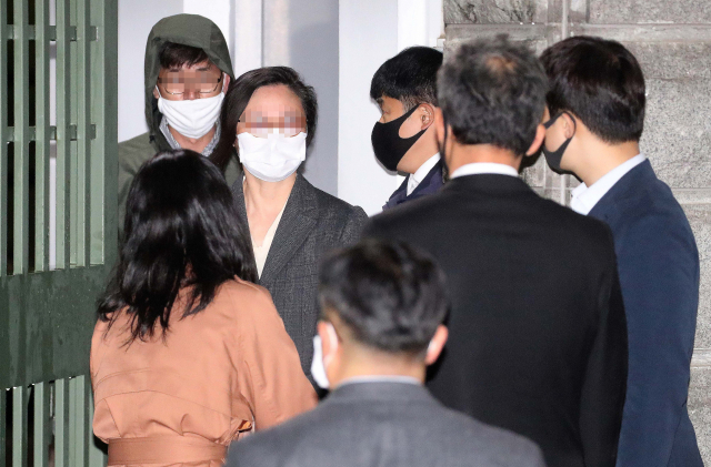 자녀 입시비리와 사모펀드 의혹 등으로 구속기소 된 정경심 동양대 교수가 구속기간 만료로 석방돼 10일 새벽 경기 의왕 서울구치소를 나서고 있다. 연합뉴스