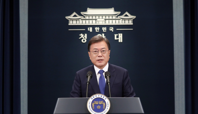 문재인 대통령이 취임 3주년을 맞은 10일 오전 청와대 춘추관에서 대국민 특별연설을 하고 있다. 연합뉴스