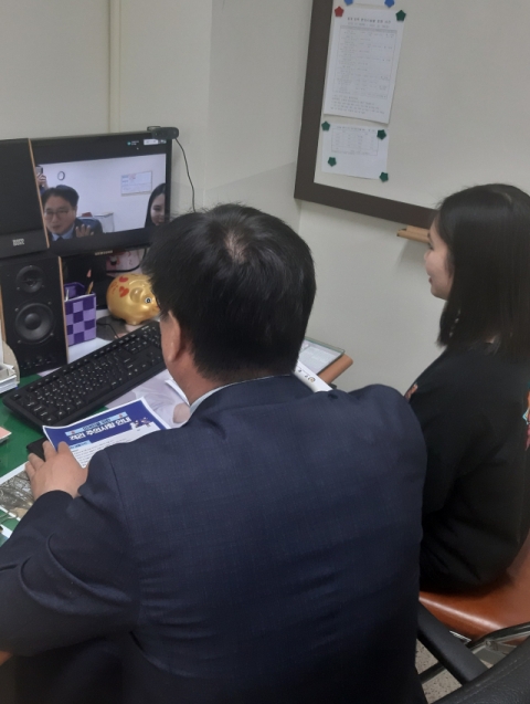 경북 경주경찰서 관계자가 위덕대 유학생을 대상으로 비대면 방식의 범죄예방 교육을 하고 있다. 경주경찰서 제공