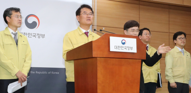 윤종인 행정안전부 차관(긴급재난지원금 범정부 TF 단장, 왼쪽 두번째)이 3일 오후 세종시 정부세종청사에서 오는 4일부터 시급한 지원이 필요한 계층부터 긴급재난지원금 현금 지급과 관련해 브리핑하고 있다. 연합뉴스