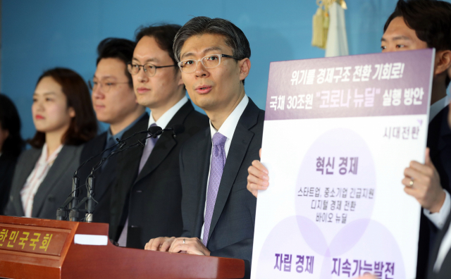 여의도 국회 정론관에서 열린 시대전환 코로나19 뉴딜특별위원회 정책 발표 기자회견에서 시대전환 조정훈 공동대표(왼쪽 네번째)가 발언하고 있다. 연합뉴스