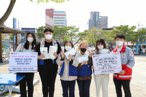 대학RCY 학생과 봉사원들이 코로나19 극복 캠페인을 펼치고 있다. 경북적십자사 제공