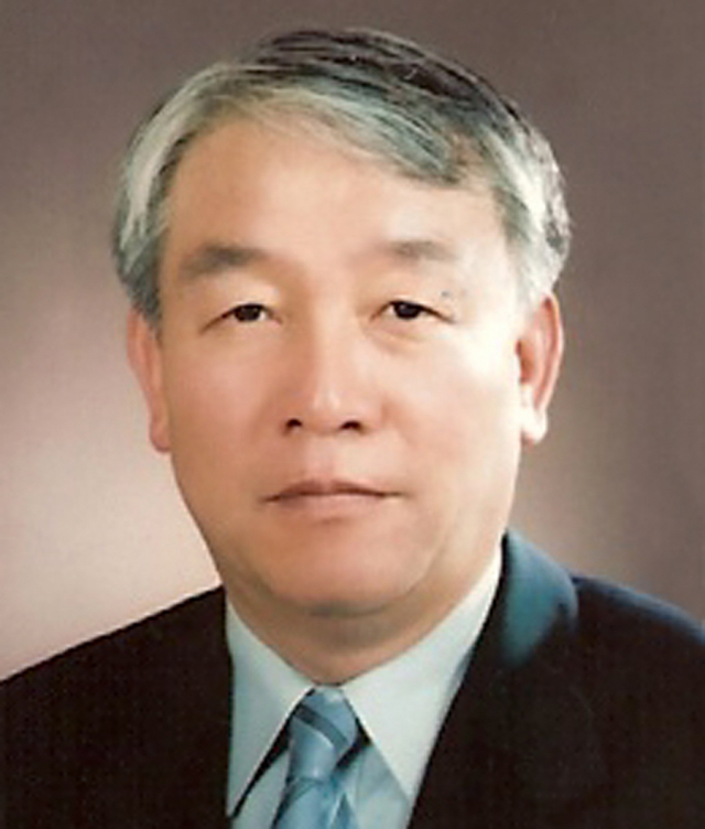 권재진 전 법무부 장관이 9일 오전 암 투병 중 별세했다. 향년 67세. 권 전 장관은 대구 출신으로 경북고와 서울대 법대를 졸업해 20회 사법시험에 합격했다. 이후 대검찰청 공안부장을 거쳐 대구고검장, 서울고검장 등을 역임했다. 연합뉴스