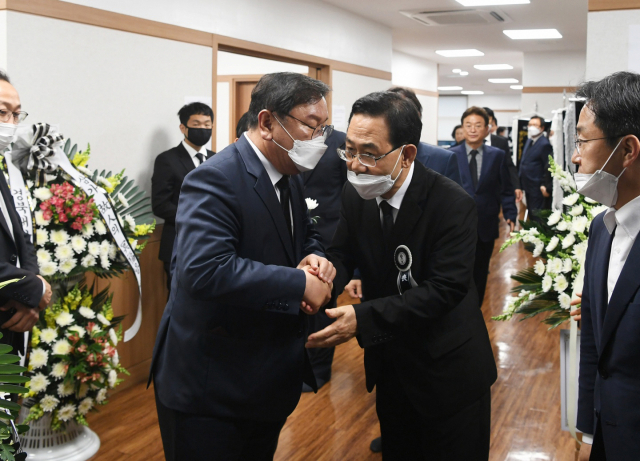 제21대 국회 여야 신임 원내사령탑 간 첫 상견례가 미래통합당 주호영 원내대표 부친상 빈소에서 이뤄졌다. 지난 9일 오전 부친상을 당한 주 원내대표는 이날 오후 5시 20분께 빈소인 대구 경북대학교병원 장례식장에서 더불어민주당 김태년 원내대표와 처음으로 회동했다. 김 원내대표가 건넨 짧은 위로에 주 원내대표는 고개 숙이며 감사 인사를 전했다. 사진은 빈소에서 얘기 나누는 여야 김 원내대표와 주 원내대표 모습. 김영진 기자 kyjmaeil@imaeil.com