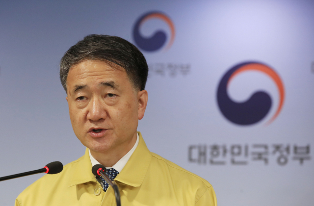 박능후 중앙재난안전대책본부 1차장(보건복지부 장관)이 10일 오후 정부서울청사에서 신종 코로나19 대응 중대본 회의 결과를 브리핑하고 있다. 연합뉴스