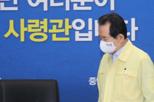정세균 국무총리가 11일 오전 정부서울청사 중앙재난안전상황실 서울상황센터에서 열린 코로나19 대응 중앙재난안전대책본부 회의에 참석하고 있다. 연합뉴스