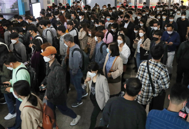 이태원클럽 발 집단감염으로 인한 코로나19 전국 재유행 우려가 커지고 있는 가운데 11일 오전 서울 구로구 신도림역에서 마스크를 쓴 시민들이 열차를 갈아타기 위해 이동하고 있다. 연합뉴스
