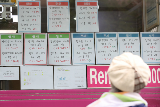 용산역 철도 정비창 부지에 미니신도시급인 8천가구를 공급한다는 계획이 공개된 이후 용산 일대의 부동산 시장이 다시 들썩일 조짐을 보이고 있다. 인근 공인중개사사무소에 따르면 인근 아파트 주민들은 급매물을 회수하는가 하면, 투자성 있는지 물어보는 수요자들의 문의도 이어졌다. 사진은 10일 용산구 이촌동 일대 부동산업소. 연합뉴스