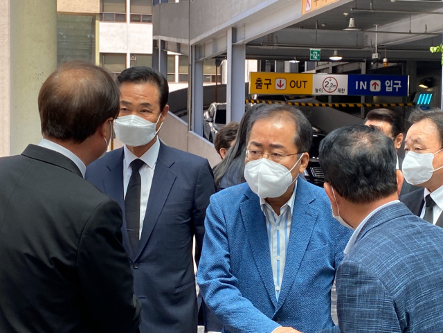 홍준표 전 자유한국당 대표가 11일 주호영 통합당 원내대표 부친의 빈소가 차려진 경북대병원에 조문을 위해 찾았다. 김민정 기자 treemm23@imaeil.com