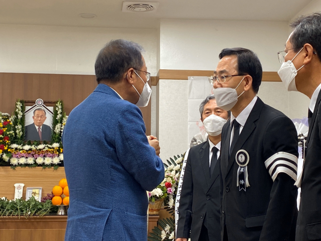 홍준표 전 자유한국당 대표가 11일 주호영 통합당 원내대표 부친의 빈소에 조문했다. 두 사람 사이에 홍 전 대표의 복당이나 김종인 비대위에 대한 대화가 오갔을지 주목된다. 김민정 기자 treemm23@imaeil.com