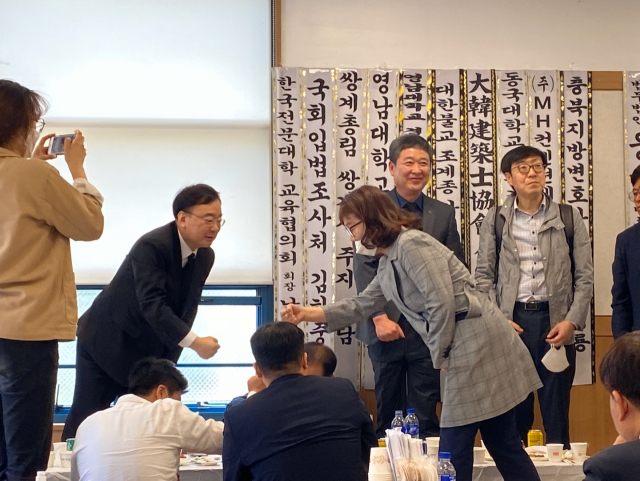 11일 주호영 통합당 원내대표 부친의 빈소에 조문을 위해 찾은 강효상 통합당 의원과 양금희 통합당 대구 북구갑 당선인이 인사를 나누고 있다. 두 의원 외에도 홍석준 통합당 대구 달서갑 당선인도 조문했다. 김민정 기자 treemm23@imaeil.com