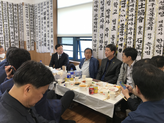 홍준표 전 자유한국당 대표가 11일 주호영 통합당 원내대표 부친의 빈소에 조문한 뒤 강효상 통합당 의원 등 정치인과 취재진들과 대화를 나누고 있다. 김민정 기자 treemm23@imaeil.com