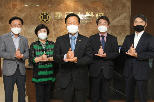 정창주(가운데) 구미대 총장과 구미대 관계자들이 코로나19 릴레이 응원