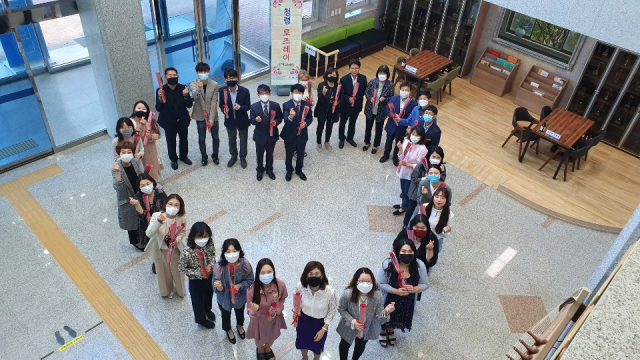 고령교육지원청이 11일 코로나19로 위기에 몰린 지역 화훼농가를 돕고 청렴의식을 높이기 위해 