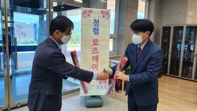 고령교육지원청이 11일 코로나19로 위기에 몰린 지역 화훼농가를 돕고 청렴의식을 높이기 위해