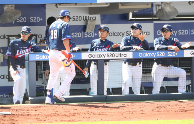 10일 대구삼성라이온즈파크에서 열린 2020 신한은행 SOL KBO 리그 삼성-KIA 경기에서 삼성 타자 김동엽이 3회 말 홈런을 치고 덕아웃으로 들어가고 있다. 삼성라이온즈 제공