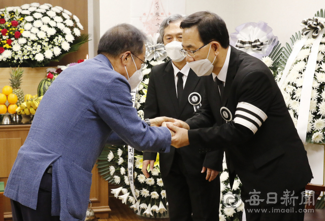 4.15총선에서 무소속으로 당선된 홍준표(왼쪽) 전 자유한국당 대표가 11일 경북대학교병원 장례식장에 마련된 주호영 미래통합당 원내대표 부친 빈소를 찾아 주 원내대표를 위로하고 있다. 성일권 기자 sungig@imaeil.com