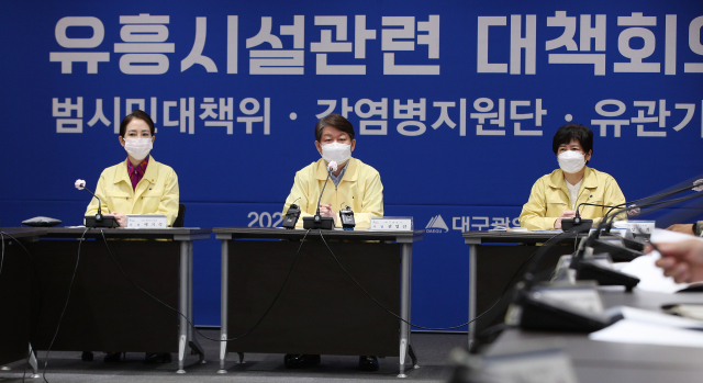 권영진 대구시장이 11일 대구시청에서 이태원 클럽에서 발생한 코로나19 집단감염과 관련해 대구지역 유흥시설에 대한 대책 논의를 위해 감염병 지원단 및 관련 기관 관계자들과 합동회의를 하고 있다. 김영진 기자 kyjmaeil@imaeil.com
