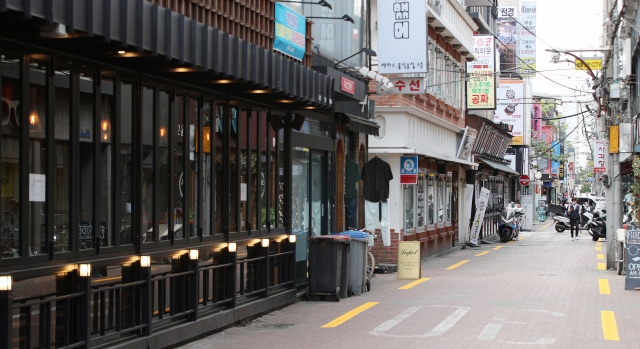 지난 11일 오후 대구 중구의 클럽 및 유흥시설이 밀집한 골목이 한산한 모습을 보이고 있다. 이날 대구시는 클럽 등 유흥시설을 대상으로 2주 동안 운영 자제를 권고하는 행정명령을 내렸다. 김영진 기자 kyjmaeil@imaeil.com
