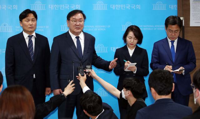 더불어민주당 김태년 원내대표가 10일 오후 국회 소통관에서 원내 수석부대표 및 대변인 인선 결과 발표를 마치고 취재진 질문에 답하고 있다. 왼쪽부터 김영진 원내총괄수석부대표, 김태년 원내대표, 홍정민 대변인, 박성준 대변인. 연합뉴스
