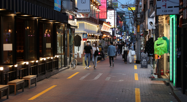 11일 오후 대구 중구의 클럽 및 유흥시설이 밀집한 골목이 한산한 모습을 보이고 있다. 이날 대구시는 클럽 등 유흥시설을 대상으로 2주 동안 운영 자제를 권고하는 행정명령을 내렸다. 김영진 기자 kyjmaeil@imaeil.com