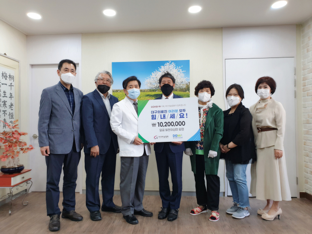이점찬(가운데)대구미술협회장은 최근 회원들의 작품을 기증받아 조성한 코로나19 극복 성금을 대구시광역시 의사회에 전달했다. 대구미술협회 제공